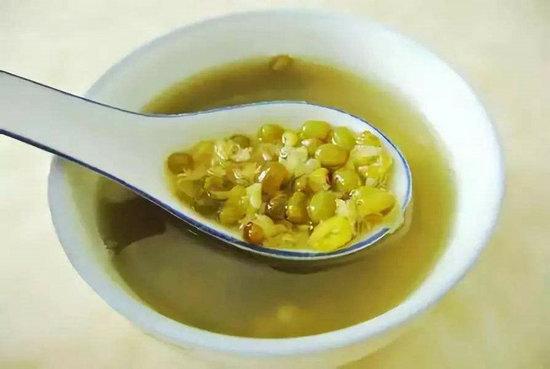 绿豆汤的功效与作用及禁忌，绿豆汤的作用与功效