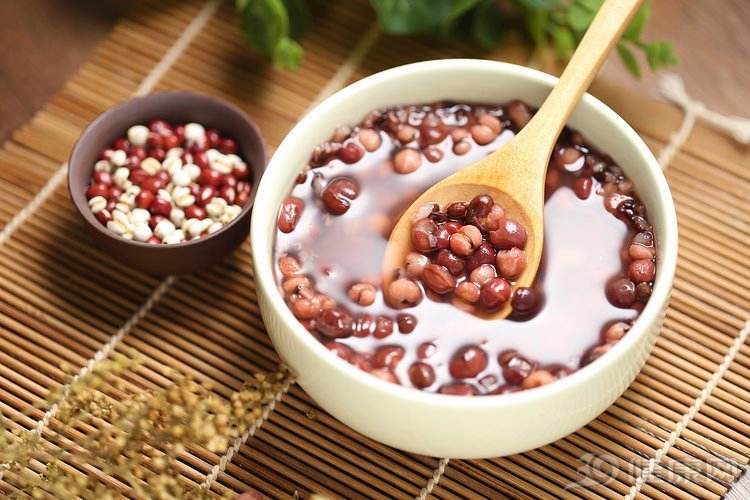 红豆薏米水的功效与作用及禁忌，红豆薏米水的作用与功效