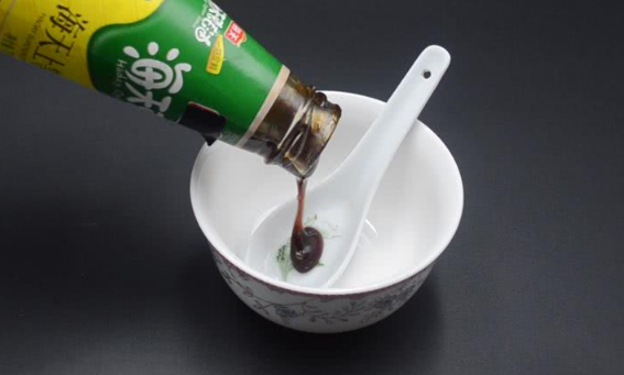 蚝油上面长了一层白的还能不能吃1